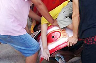 男童玩摇摇车被夹身亡
