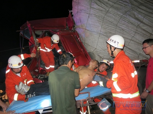 杭宁高速大挂车追尾 消防凌晨出警成功救援(图