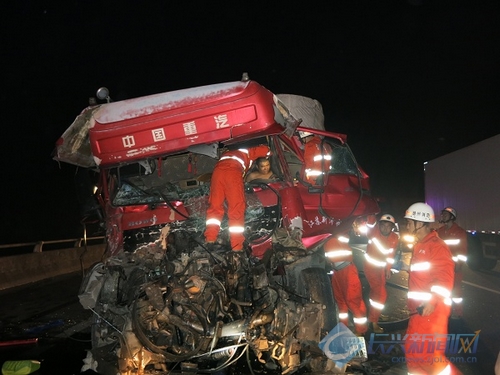 杭宁高速大挂车追尾 消防凌晨出警成功救援(图