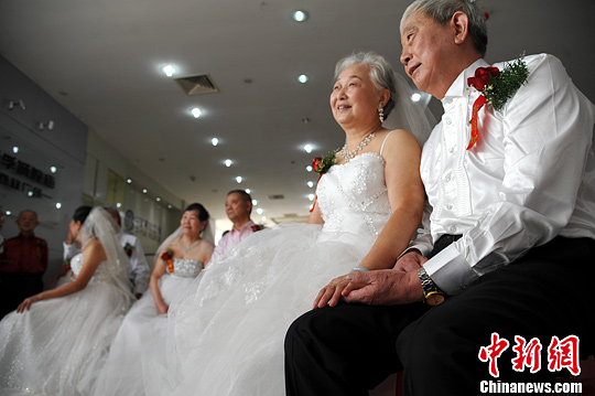 安徽十对老人集体婚礼