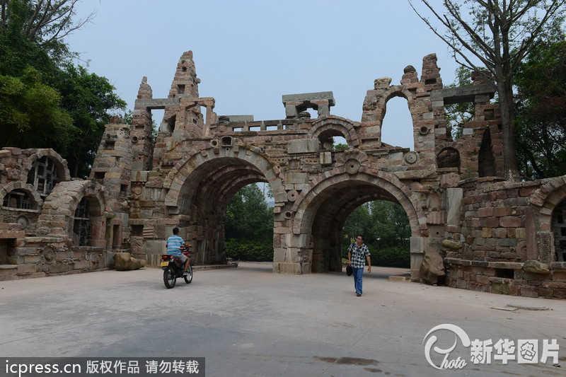 重庆一大学修建古怪校门