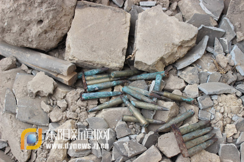 老房木梁惊现21发步枪子弹 拆房工人主动报警