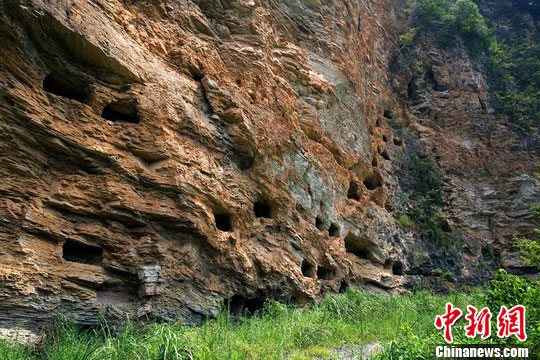 探访三峡最大悬棺群