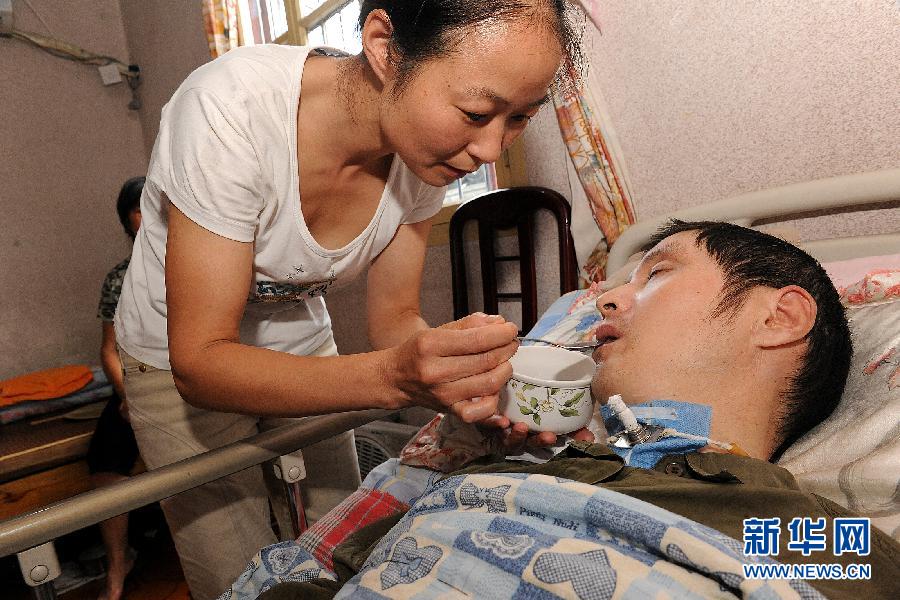 “最美妻子”细心照料