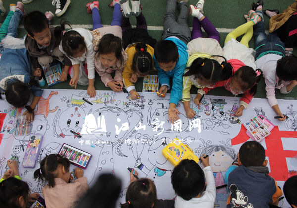 江滨幼儿园开展我是中国娃长卷绘画活动-江