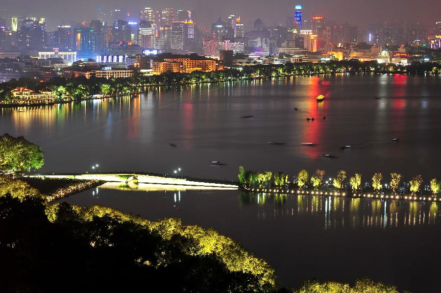 9月30日晚拍摄的西湖景区夜景.