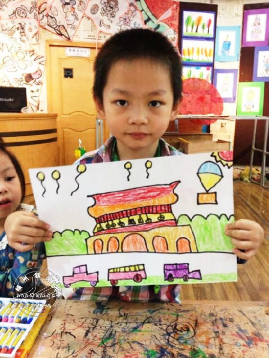 飞天幼儿园:小小画笔 画出国庆节