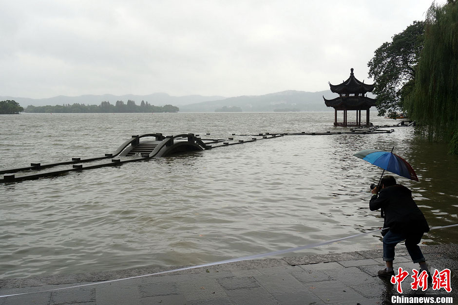 连日暴雨致西湖满溢