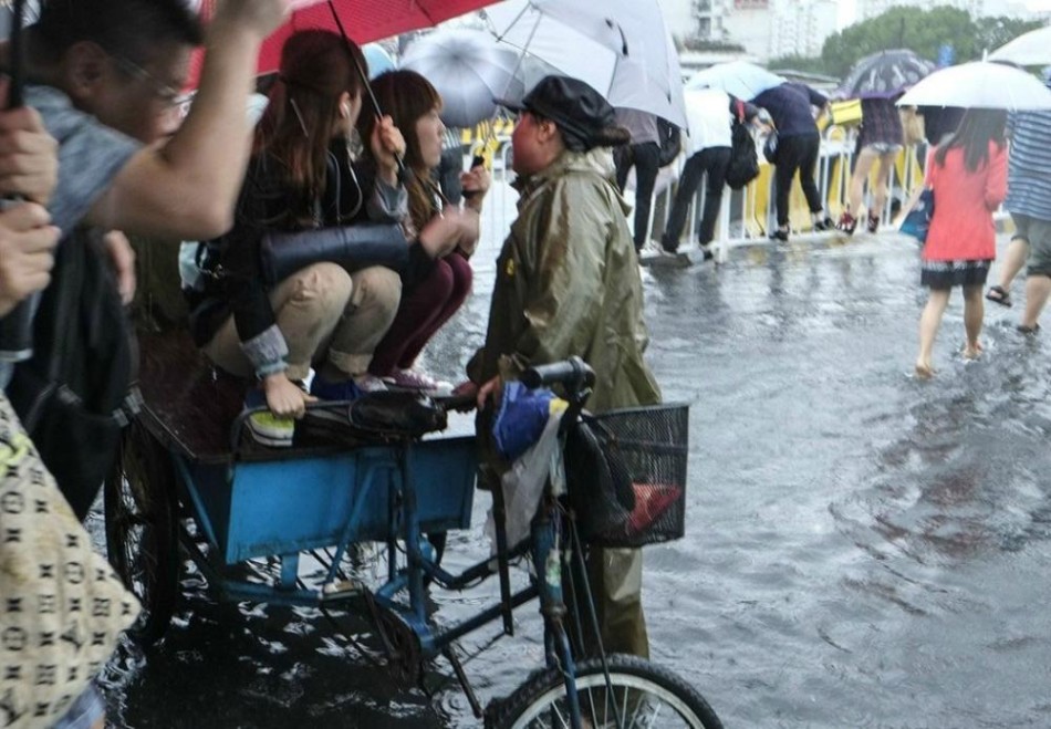 上海暴雨致地铁口积水