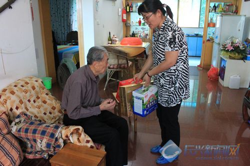 仓前街社区重阳节前夕为老人送温暖送祝福(图