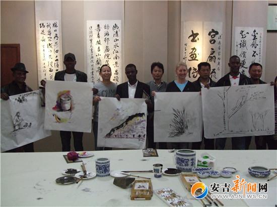 非洲五位油画家安吉山村找灵感