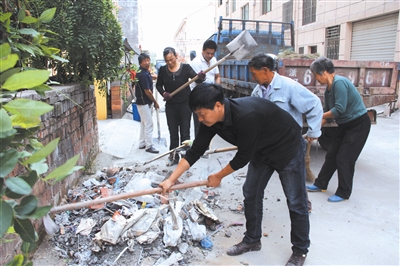 图为上夫山村党员干部正在清理建筑垃圾.