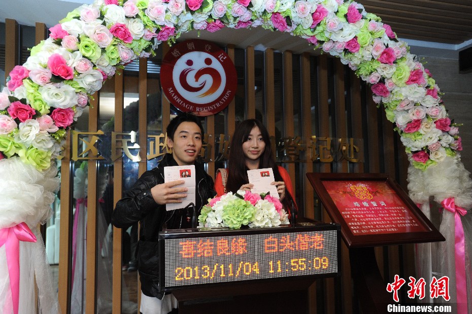 邹凯与女友领证结婚