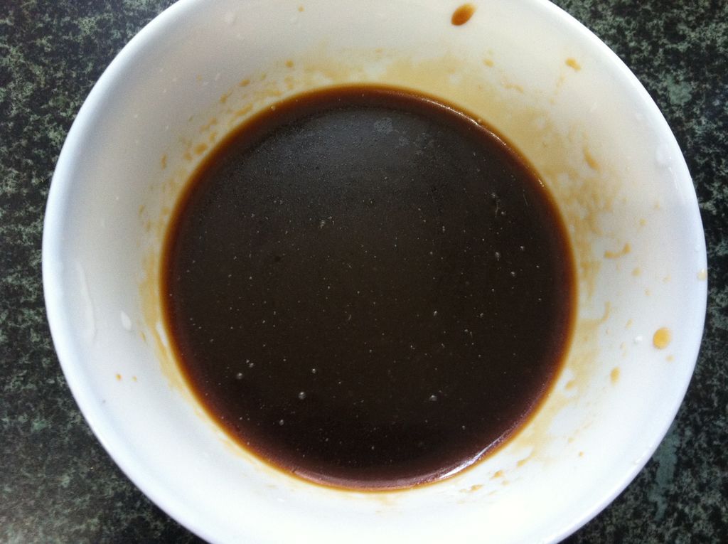 8.加点水,蚝油,鸡粉,盐,老抽,香油调成酱汁.