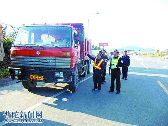 联合执法保交通安全