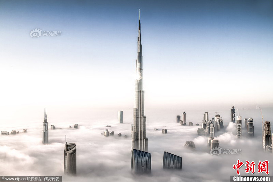 季节性浓雾笼罩迪拜高楼群