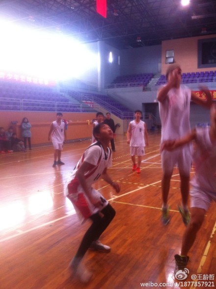 青少年篮球冠军赛战前演练 少体校队员们积极