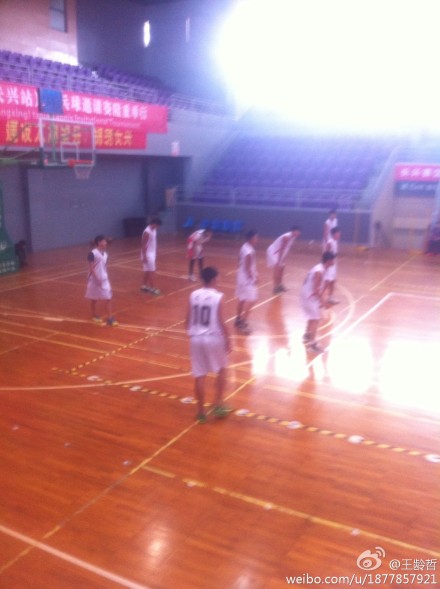 青少年篮球冠军赛战前演练 少体校队员们积极