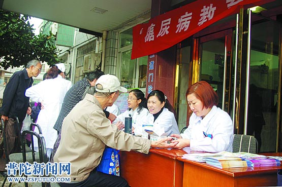 糖尿病义诊 为“糖友”号脉