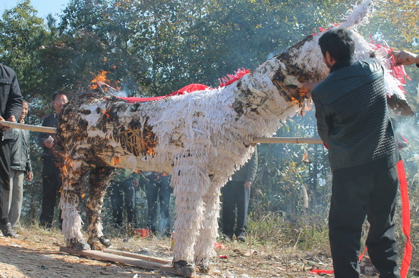 烧纸马祭洪罗相公 曹明福摄