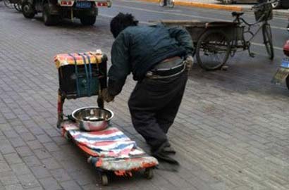 乞丐男假装双腿残疾