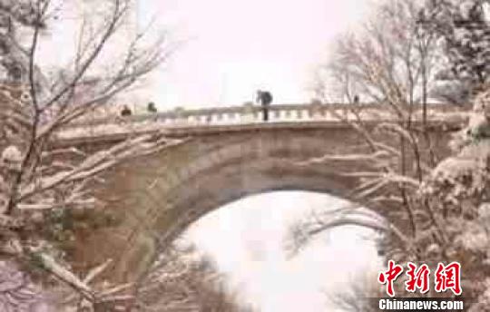 男子玩速降绳索断裂