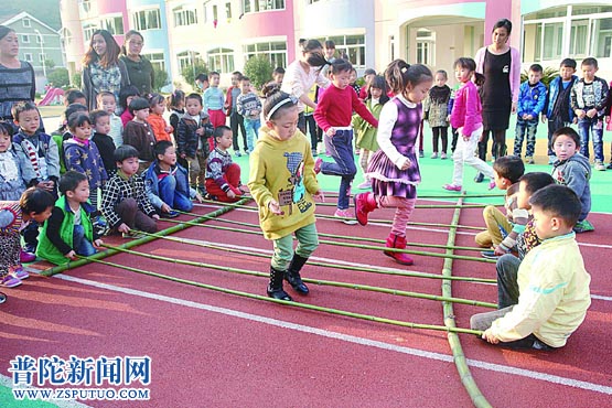 最近,六横实验幼儿园的小朋友们在老师的带领下,在操场上跳竹竿操.