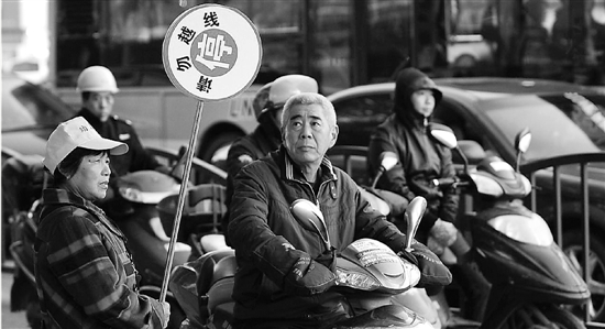 交警推出5060计划 爷爷奶奶级志愿者路口维持