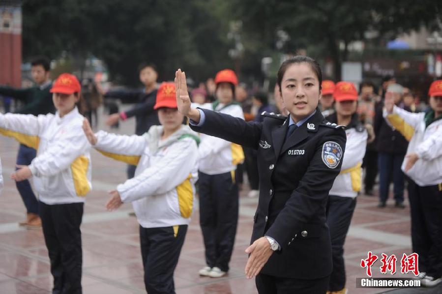 交巡警编交通手势快闪舞
