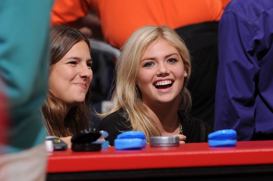 NBA新女神场边豪放秀胸器 与KD格里芬传绯闻