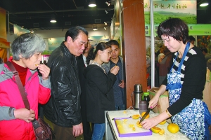 [处州晚报]3天卖出4万多斤庆元甜桔柚省农博