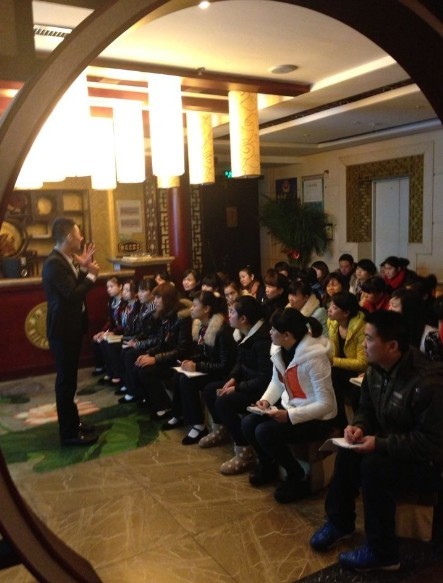 服务业同样注重转型升级 定期培训提高技能(图