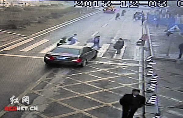 长沙协警飞身拦停奔驰