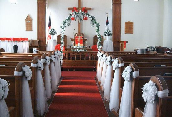 不同风格的教堂婚礼场地布置