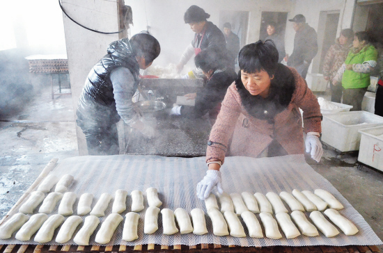 加工师傅汪先生介绍,现在用机器加工年糕快捷方便,农村里很少有人用土