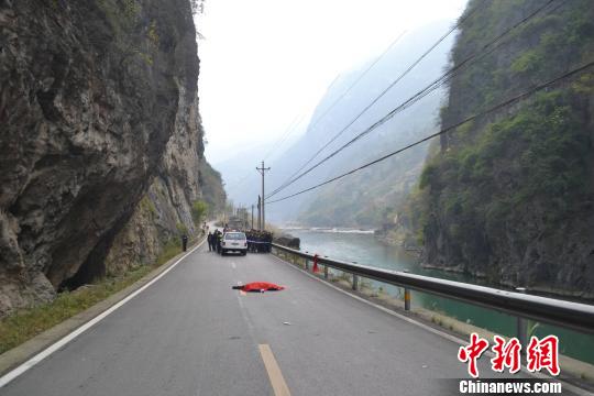 一对夫妻跳崖双双遇难