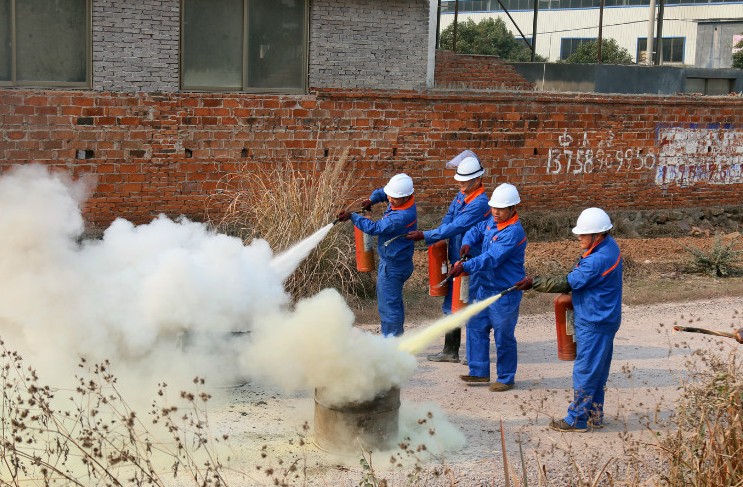 县液化气公司在贮灌站开展应急预案消防演练活
