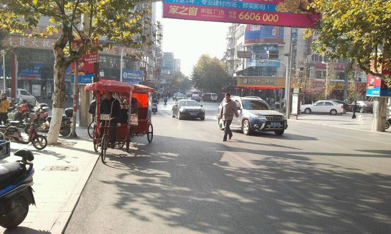 长兴人民中路与长海路交叉口交通乱象严重(图