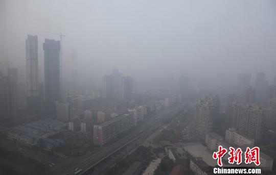 江西南昌雾霾“围城”