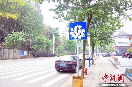 交通路标被市民贴满罚单