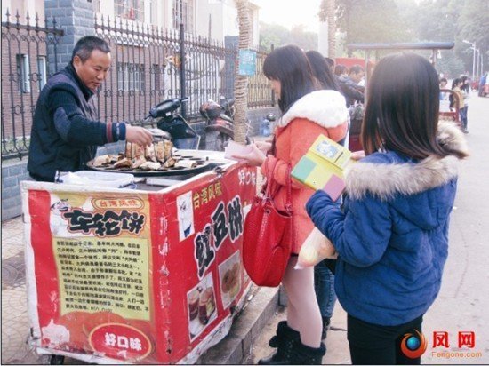 男子摆摊卖饼供妻读书