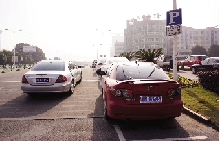 诸多黄线车位属历史遗留 交警是按目前法规管