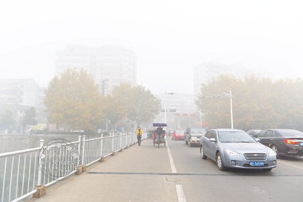 雾霾成因复杂 跟污染和天气都有关系