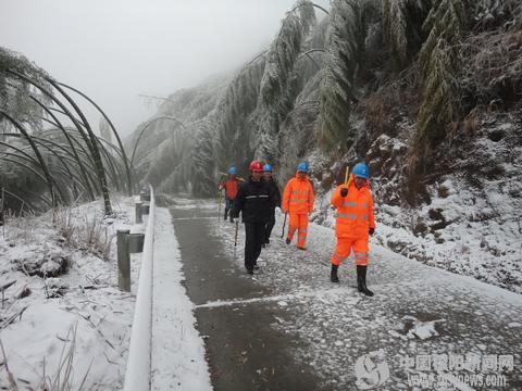 电线附冰严重线路跳闸抢修队员步行巡视维修送