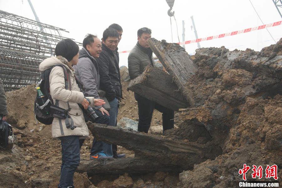 南京地铁施工工地挖出古墓 棺木中现神秘宝剑