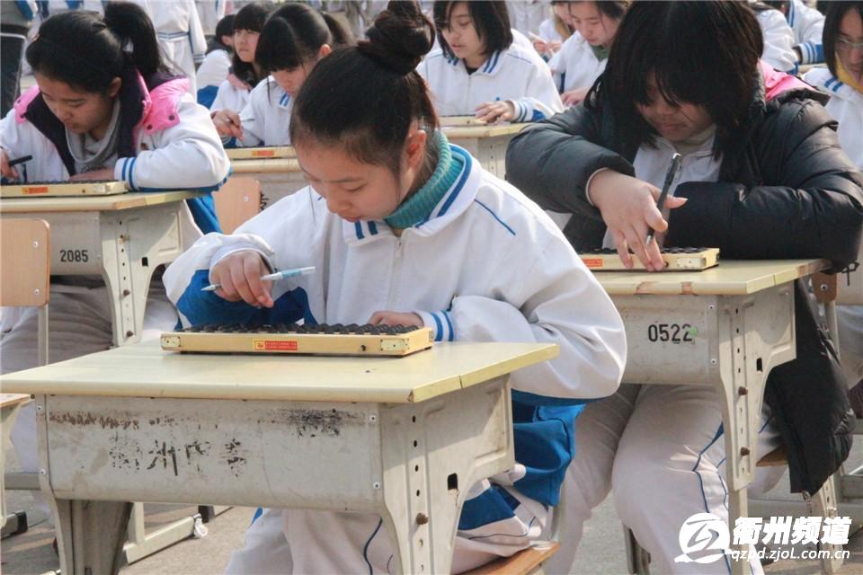 ���ǵ������𣿡����㡱һ�ʩo������ں�������׫�ġ��������š�����������:������o�ش���ʱ�o��γ���š�����2013��12��4�գ���Ϊ����������Ļ��Ų������Ծ���ó��ѧ����180��ѧ�ӣ�����ҲҪ��ս��һ��ͳ�������ƣ����ǡ���˿�����������ţ�������һ����ʧ����ָ���ش����ں���֮�䣬�������ġ����ǡ�����