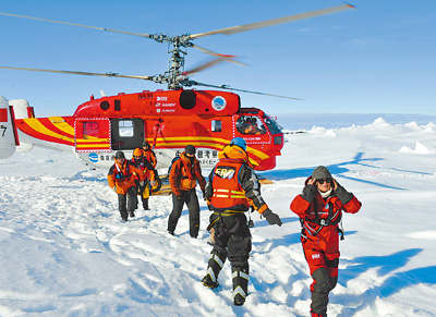 雪龙号成功援救俄被困人员