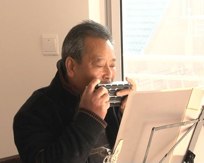 人文频道 人在嘉善 别瞧王汉祥现在可以这么自如地吹奏口琴,用他的