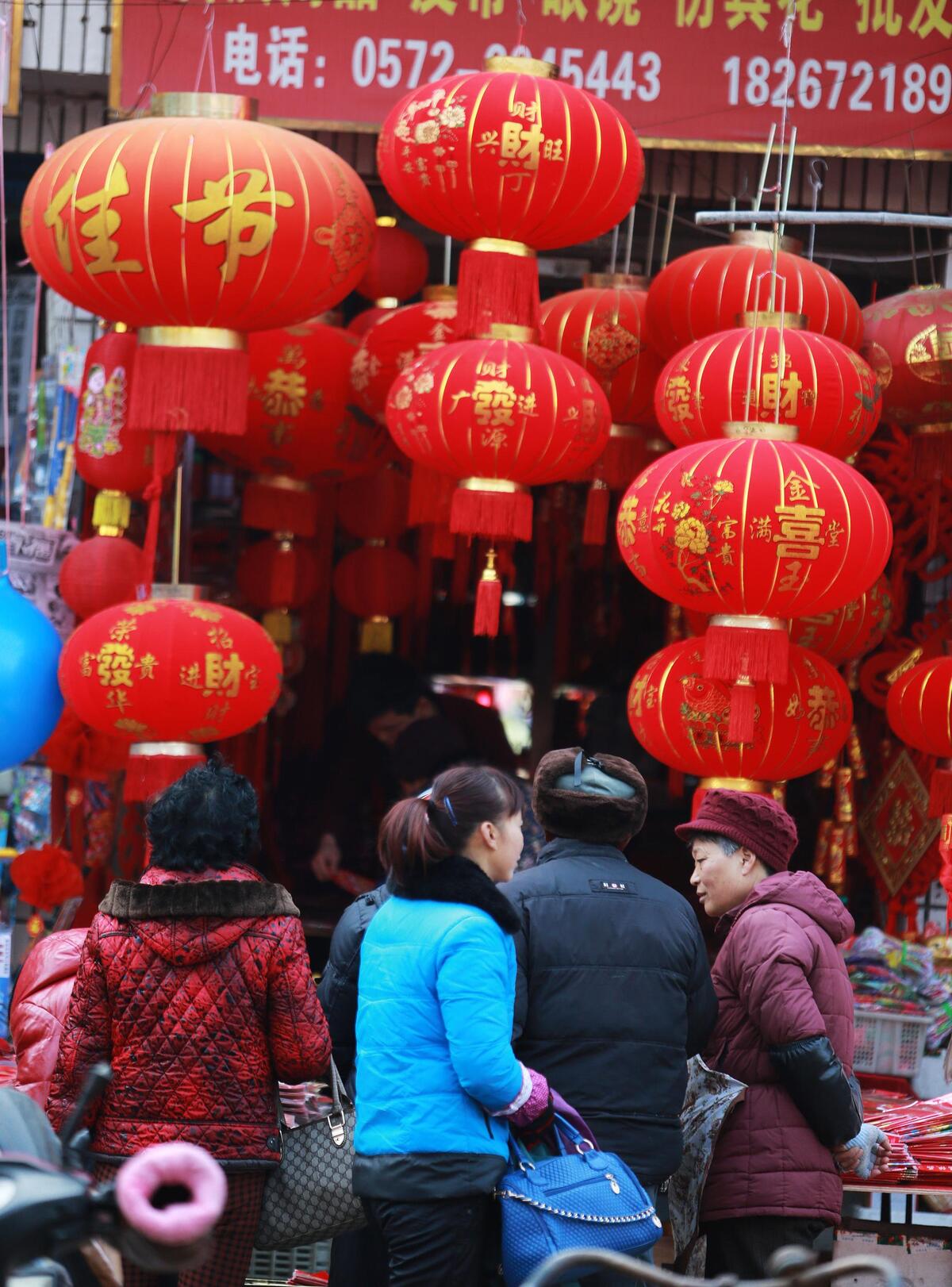 打年货过大年 春节的氛围越来越浓(图)