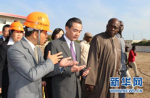 (XHDW)(1)王毅在塞内加尔参观中国援建项目